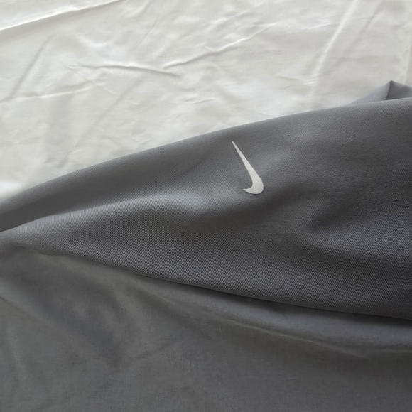 Nike Golf Lightweight 1/4 Zip Pullover - Picture 6 of 7